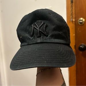 Black New York Yankees baseball hat